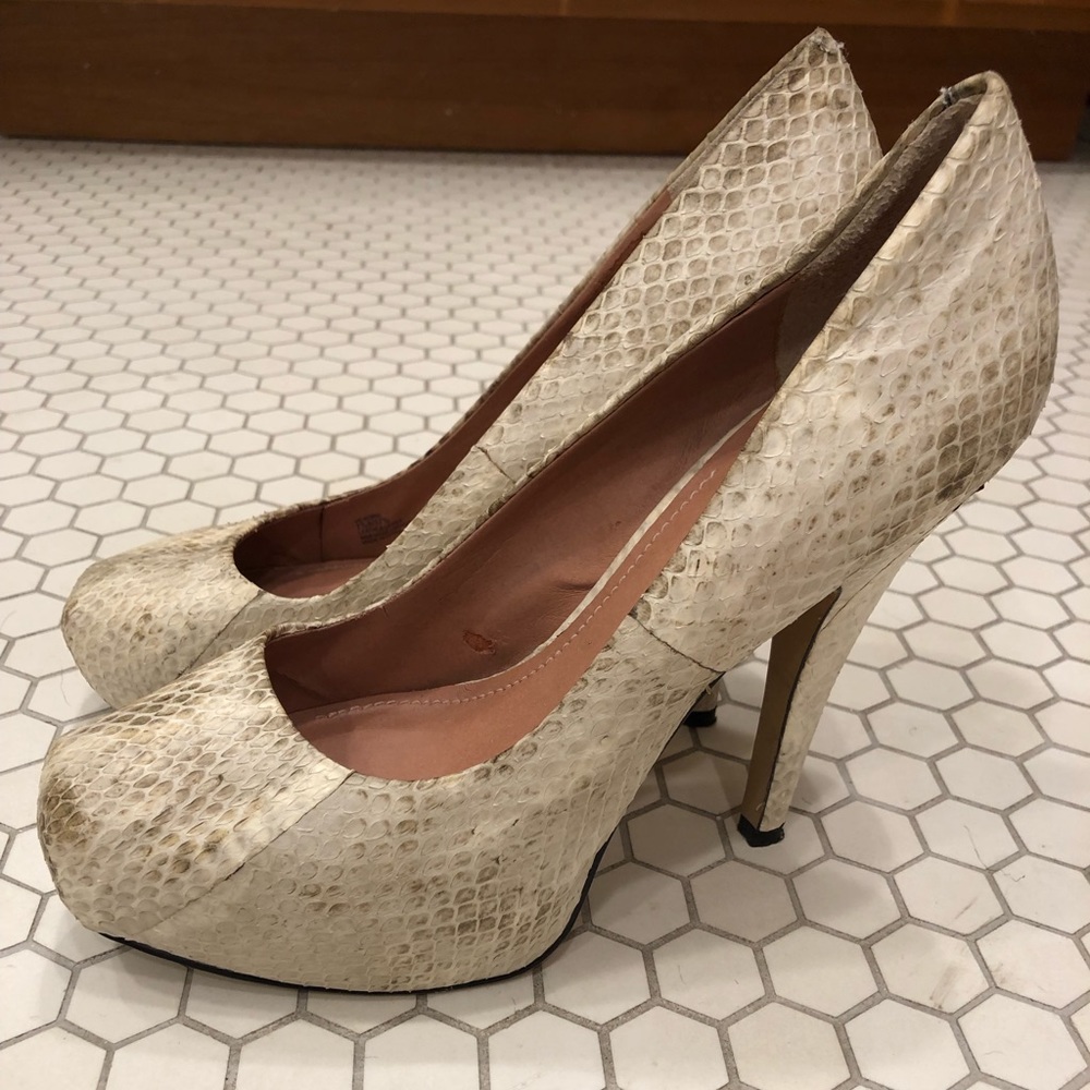 Vince Camuto Korsi White Snakeskin Leather Heels Size 7.5B